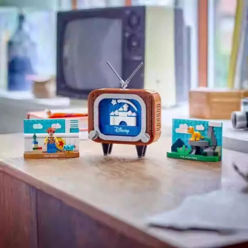 Classic Animation Scenes (40774) LEGO Disney Building Set: 270 pieces, Ages 9+ - Picture 5 of 6